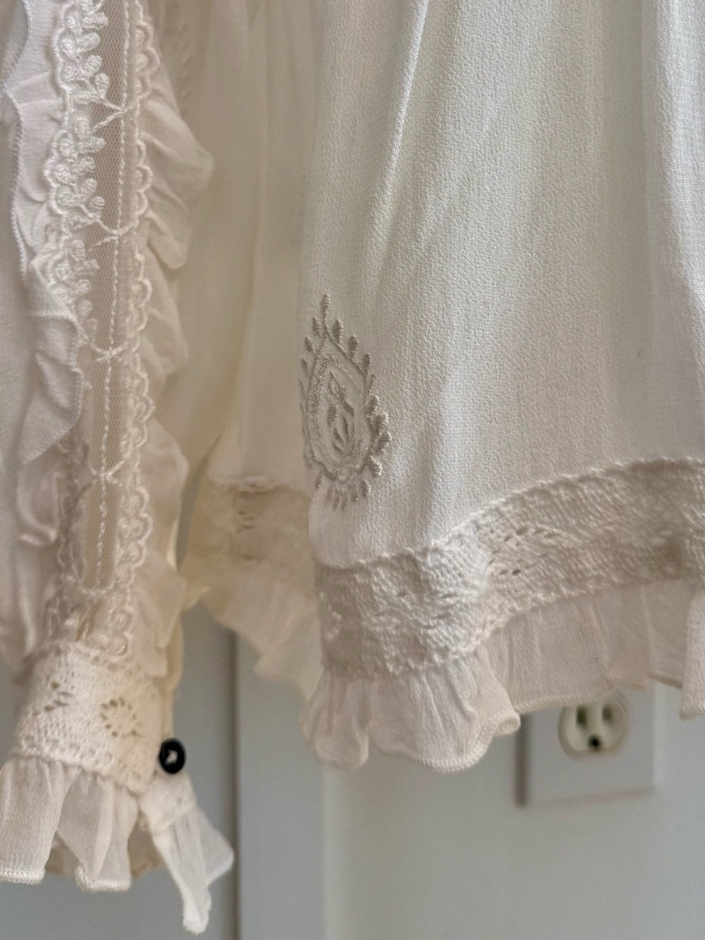 CHAN LUU WHITE SHEER PAISLEY LACE RUFFLE TRIM SILVER BELL TIES ROMANTIC BOHO TOP - Picture 6 of 15